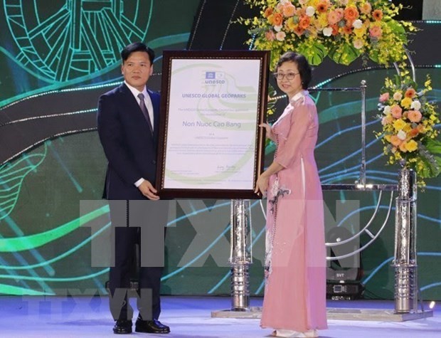 Non Nuoc Cao Bang receives certificate reverifying Global Geopark  - ảnh 1