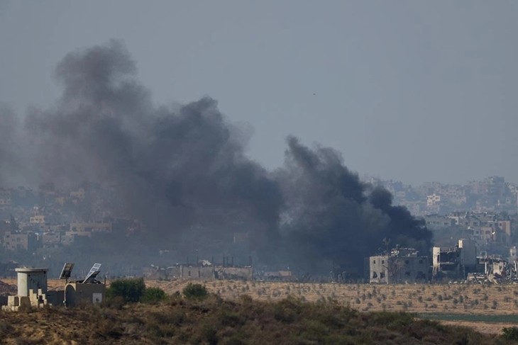 Israel intensifies attacks in Gaza, freezes negotiations with Hamas - ảnh 1