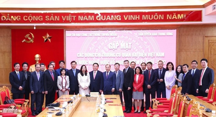 Party official meets new heads of representative agencies abroad - ảnh 1