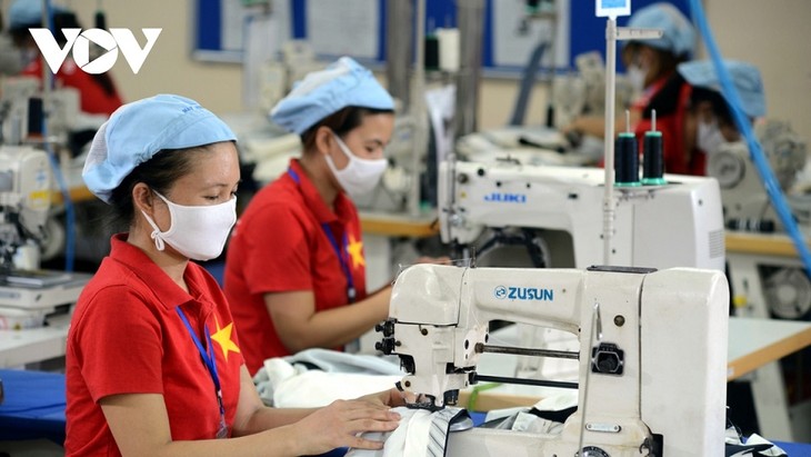 Garment, textile businesses receive more contracts - ảnh 1