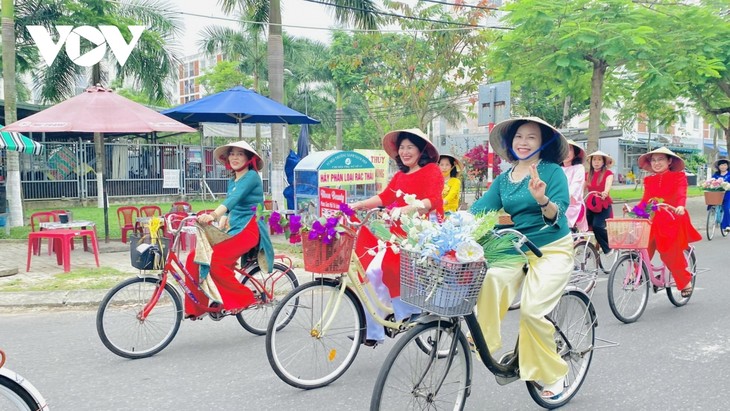 Women respond to Vietnam Ao Dai Week - ảnh 1