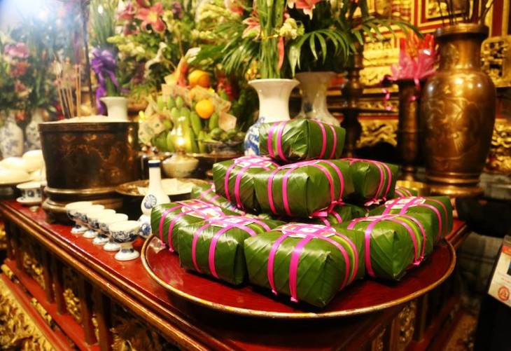 Square, round sticky rice cakes offered to Hung Kings - ảnh 1