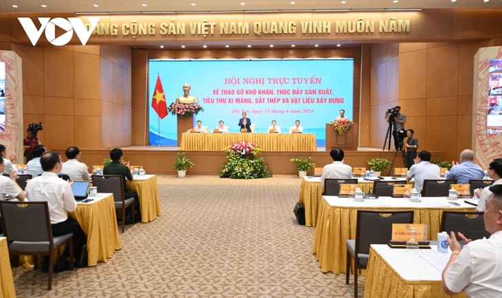 PM chairs meeting to address difficulties in construction material production industry - ảnh 1