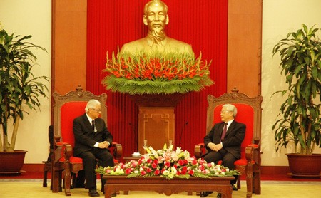 Party Leader Nguyen Phu Trong receives visiting Singaporean President  - ảnh 1