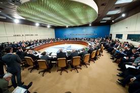 NATO Defense Ministers discuss ‘Smart defense’& its mission in Afghanistan - ảnh 1