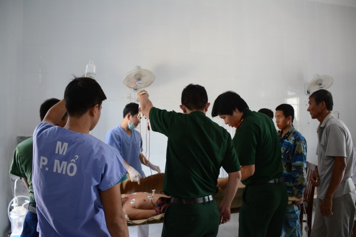 Military doctors in Truong Sa Island District - ảnh 1