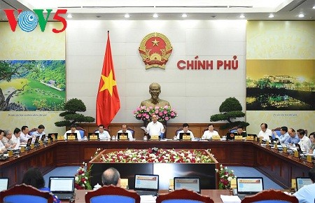PM urges more effective solutions to reach growth target of 6.7% - ảnh 1