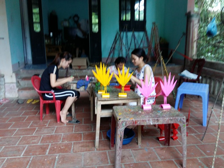 Thach Xa village makes bamboo dragonflies  - ảnh 3
