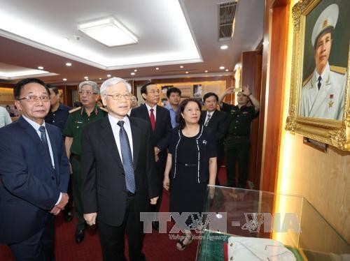 Party leader commemorates General Nguyen Chi Thanh - ảnh 2
