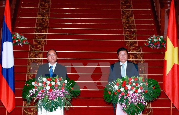  Lao PM hails development of Vietnam-Laos ties - ảnh 1