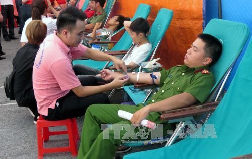 More people respond to 2017 Blood Donation Campaign - ảnh 1