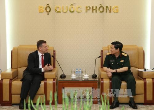  Defense Minister Ngo Xuan Lich receives French ambassador - ảnh 1