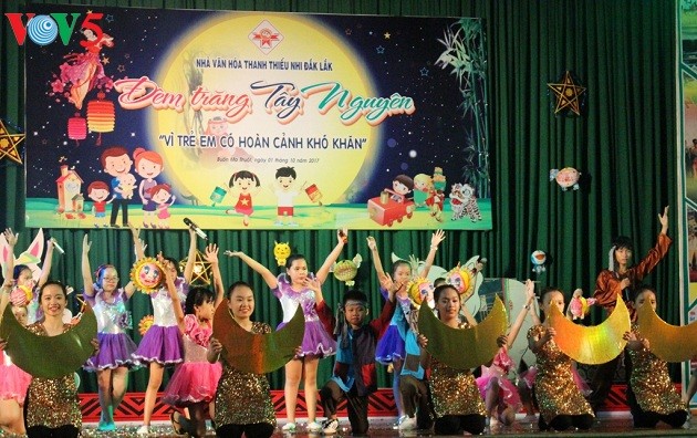 Joint efforts to give disadvantaged children a happy Mid-Autumn Festival - ảnh 1