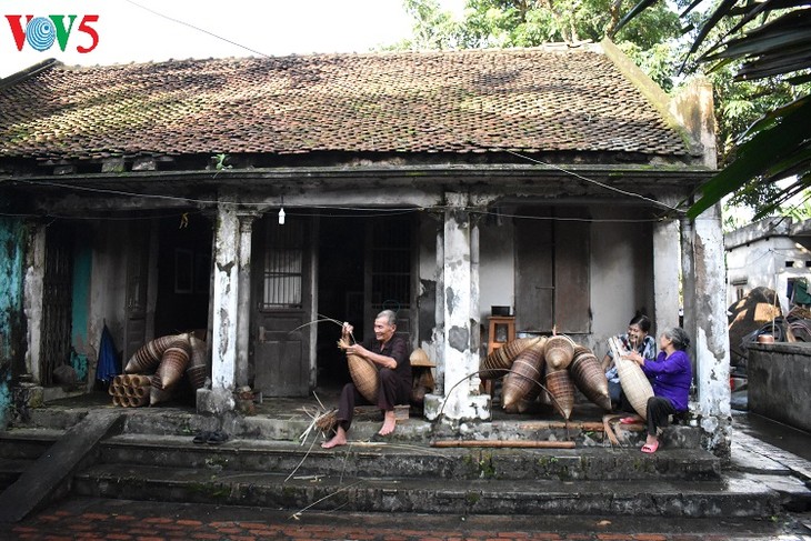  Thu Sy village boasts 200 years of fish-pot making tradition - ảnh 4