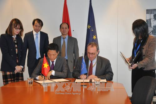 EU, Vietnam aim to sign bilateral free trade deal in 2018 - ảnh 1