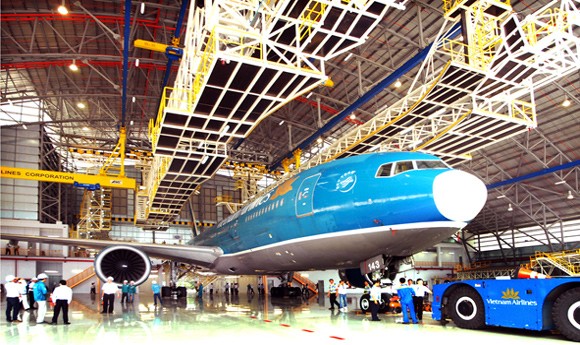 USTH to help Vietnam Airlines train technicians, aviation managers - ảnh 1