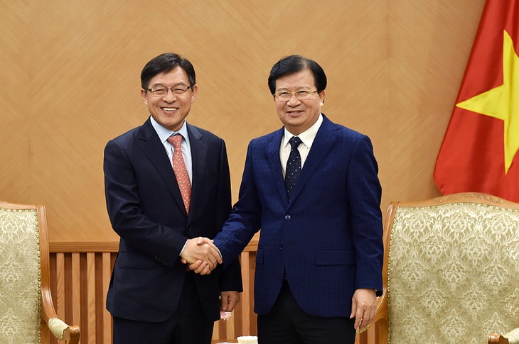 Deputy PM calls for Samsung’s support in training, developing auxiliary industry - ảnh 1