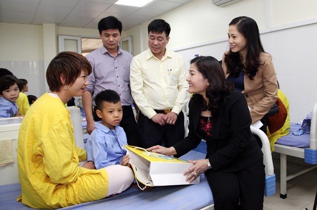  Gifts presented to children with cleft lip, palate - ảnh 1