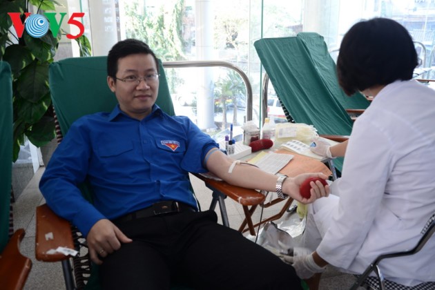 Blood donors give the gift of life - ảnh 1