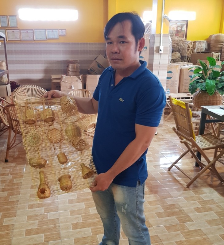 Traditional bamboo weaving helps Khmer people in Soc Trang escape poverty - ảnh 2