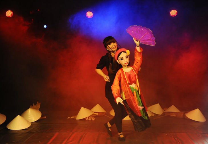 Female artist brings Vietnamese stage puppetry to the world  - ảnh 1