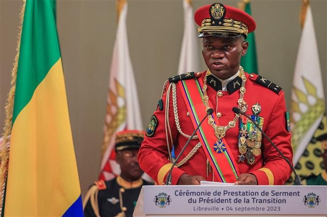 Gabon coup leader sworn in as interim President  - ảnh 1