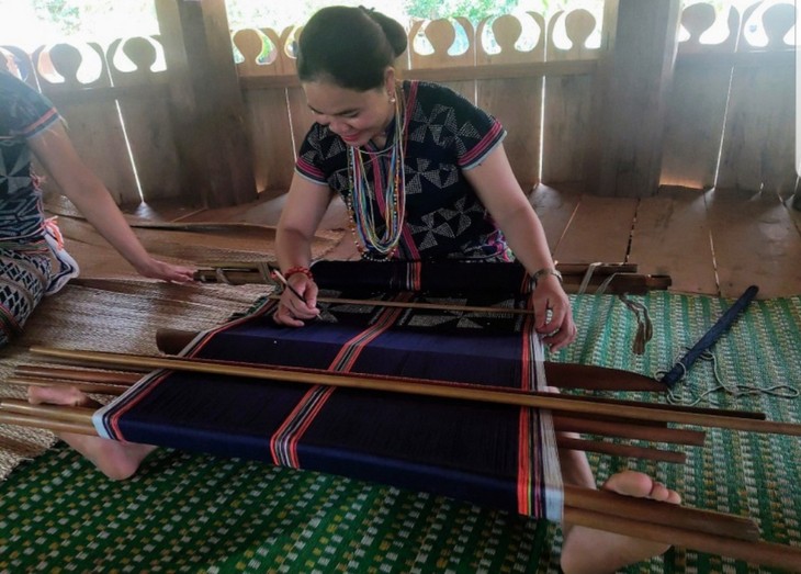 Co Tu ethnic people keep their traditional brocade weaving alive - ảnh 1