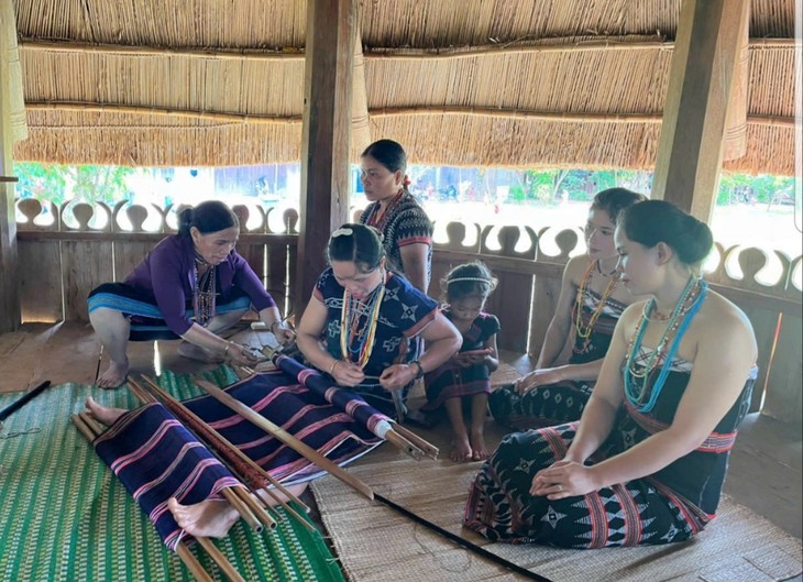 Co Tu ethnic people keep their traditional brocade weaving alive - ảnh 2