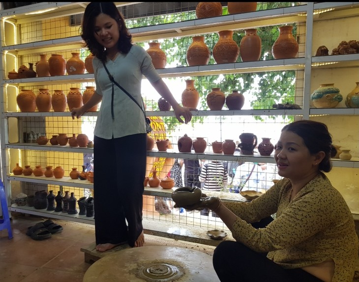 Thanh Ha pottery village preserves traditional craft for tourism development - ảnh 2