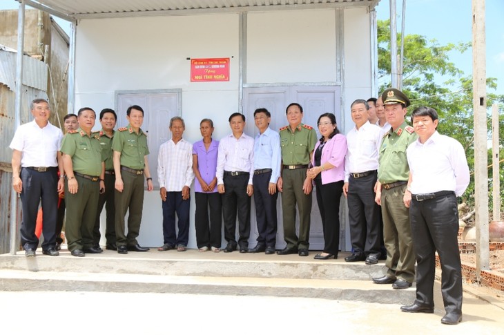 Soc Trang province, Public Security Ministry join hands to build houses for the poor - ảnh 1
