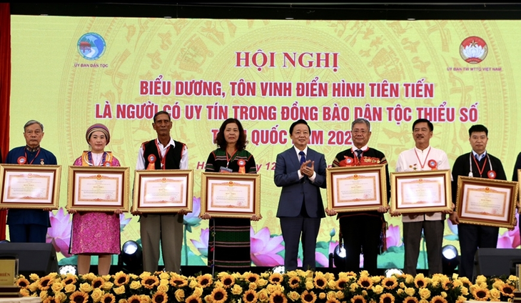 Nearly 500 outstanding ethnic people honored - ảnh 1