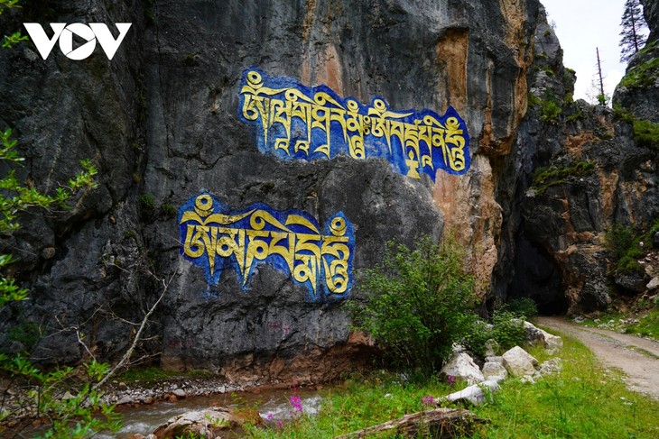 Mani stone mounds feature typical cultural characteristics of Tibetans - ảnh 2