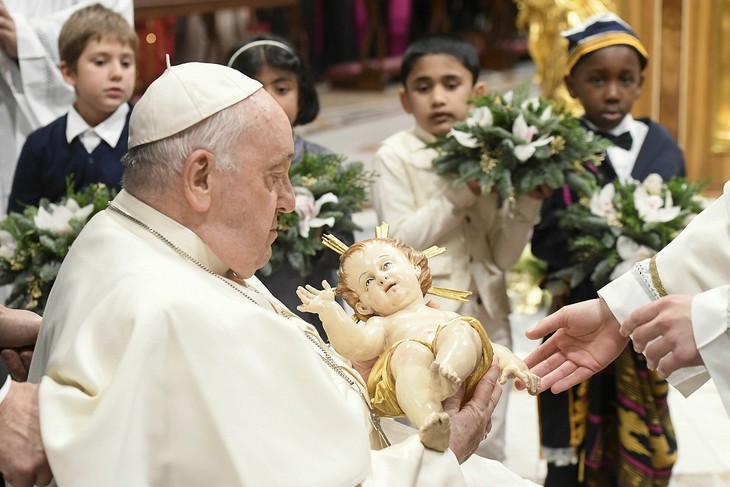 Pope Francis delivers message of peace at Christmas Eve Mass - ảnh 1