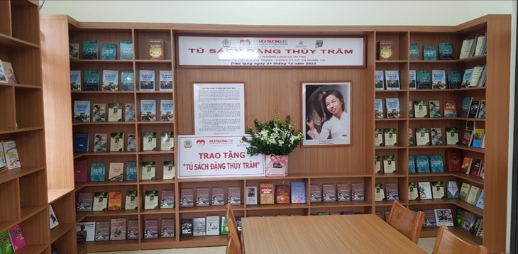 First Dang Thuy Tram bookcase in Hanoi debuts   - ảnh 1