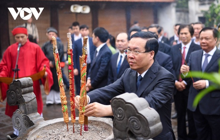 State President offers incense to ancient king - ảnh 1
