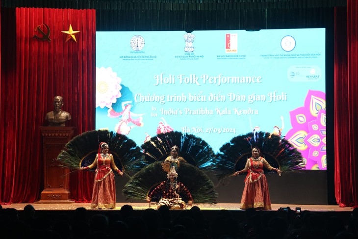 Indian folk-dance troupe on tour of Vietnam - ảnh 2