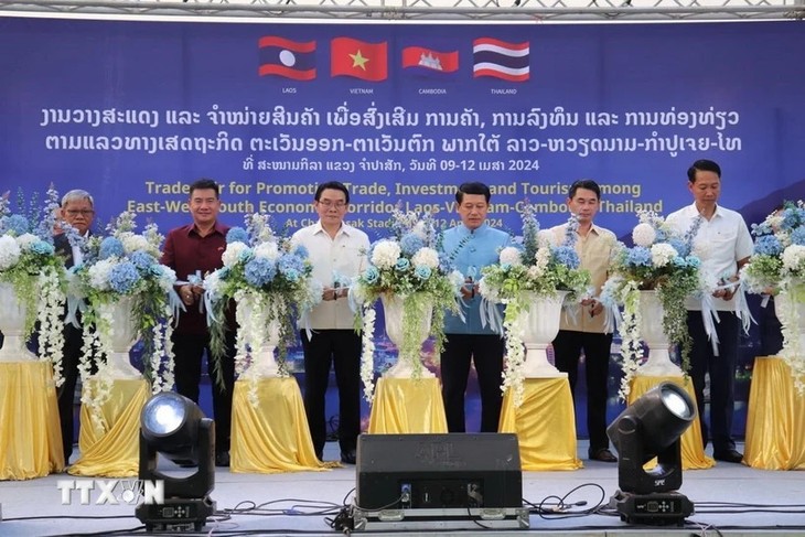 Vietnam-Laos-Cambodia-Thailand trade fair underway in Laos - ảnh 1
