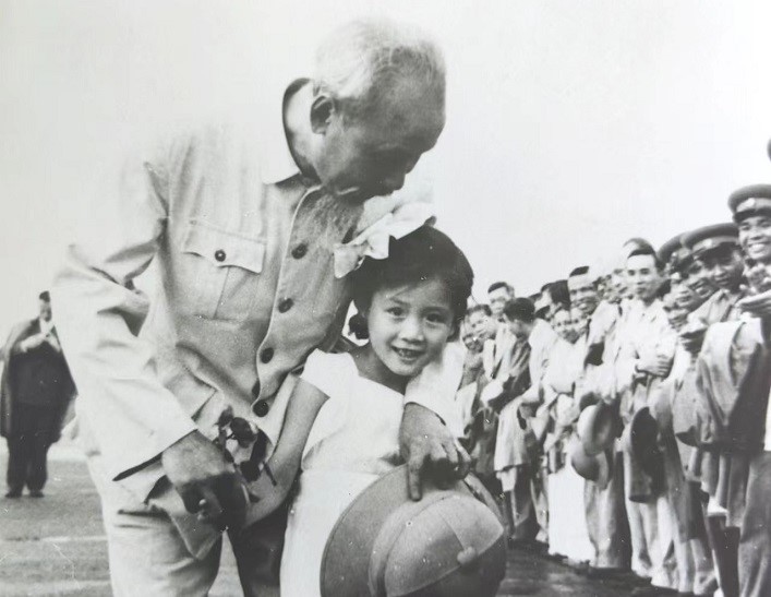 Unforgettable memory of the Chinese girl taking photo with President Ho Chi Minh - ảnh 1