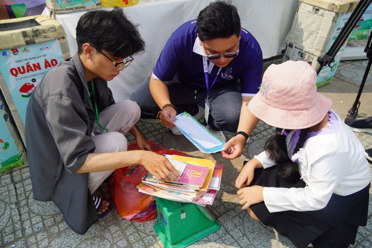 “Exchanging Books for Plants” nurtures green hopes - ảnh 1