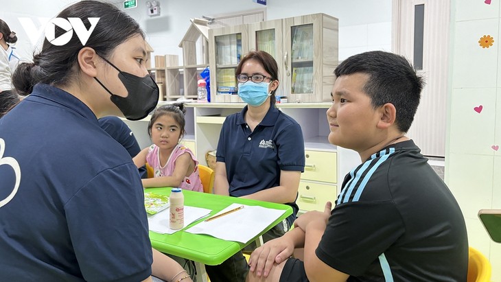 Fun-filled classes in Ho Chi Minh City help child patients continue their education - ảnh 1