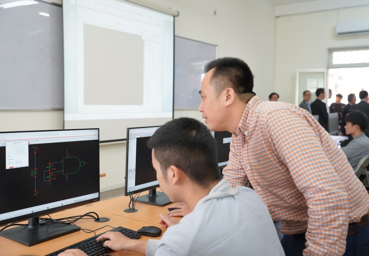 More Vietnamese universities offer courses in semiconductor technology, design - ảnh 1