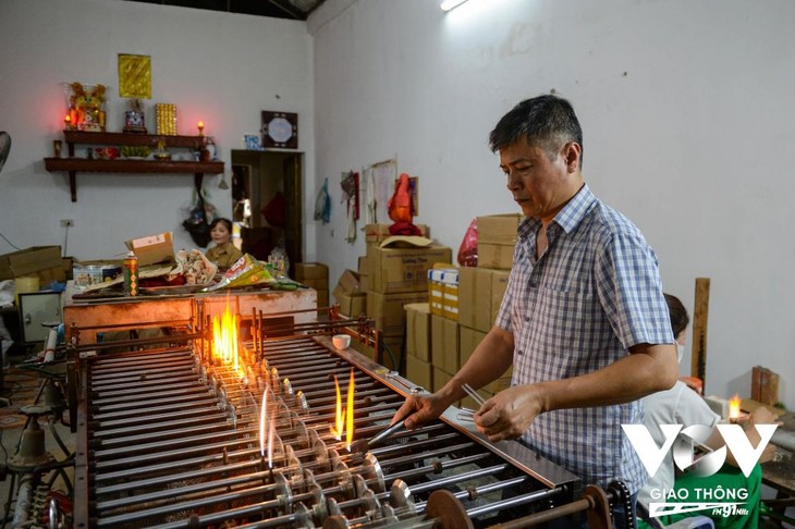 Hanoi village preserves traditional craft of glassblowing - ảnh 2