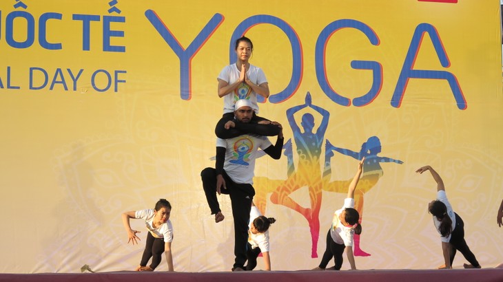 越南岘港和胡志明市响应国际瑜伽日 - ảnh 1