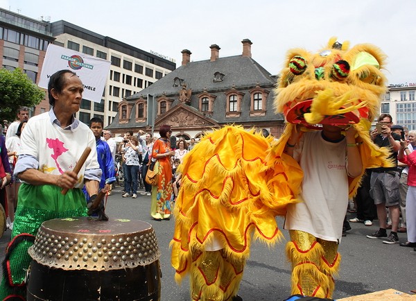大量越南人参加在德国法兰克福举行的文化节 - ảnh 1