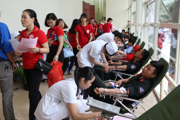2000多人参加“协力面向亲爱的海洋岛屿”献血日 - ảnh 1