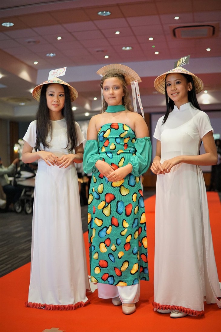 Áo Dài giúp 2 cô bé người Việt Nam đạt giải thưởng tại Anh - ảnh 3