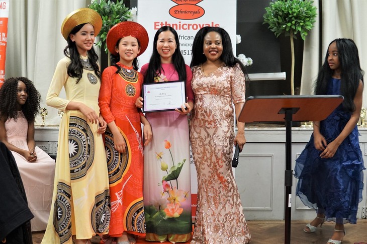 Áo Dài giúp 2 cô bé người Việt Nam đạt giải thưởng tại Anh - ảnh 5