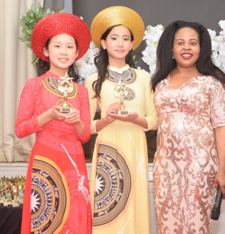 Áo Dài giúp 2 cô bé người Việt Nam đạt giải thưởng tại Anh - ảnh 6