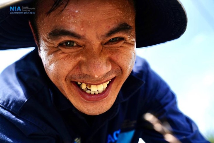 Chùm ảnh: Nhân viên sân bay Nội Bài đẫm mồ hôi làm việc giữa nắng thiêu đốt - ảnh 3