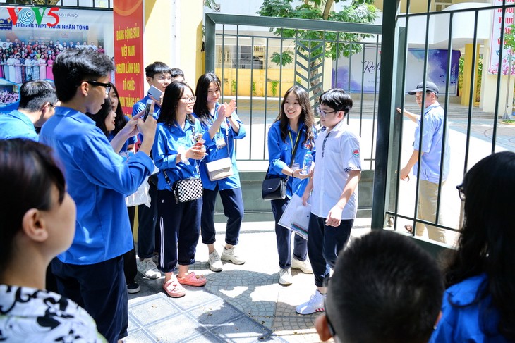 Học sinh cấp II Hà Nội phấn khởi hoàn thành kỳ thi tuyển sinh lớp 10 - ảnh 7